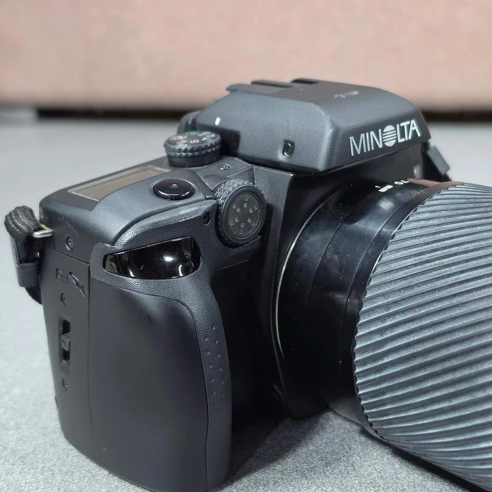 Minolta Maxxum 70 SLR Film Camera 35mm Excellent 70-210mm f/4.5-5.6 lens Works.